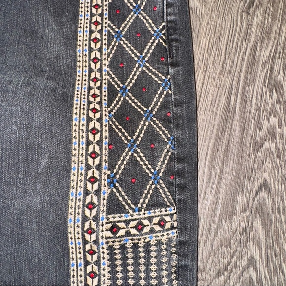 BDG Women’s black Embroidered Mid-Rise Twig Ankle Jeans - Picture 3 of 12